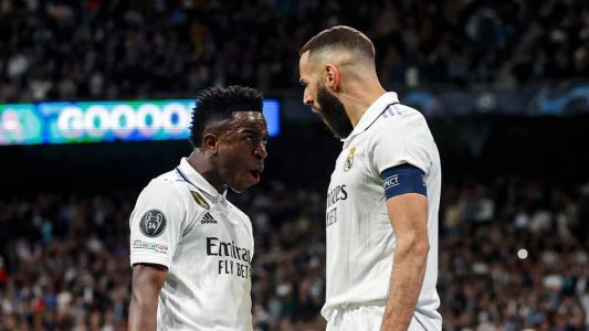 Vinícius Júnior (esq) e Benzema (dir) em vitória do Real Madrid sobre o Chelsea