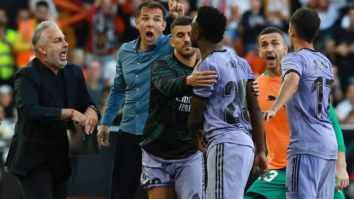 Jornal que minimizou racismo contra Vini Júnior defendeu jogador do Valencia em 2021