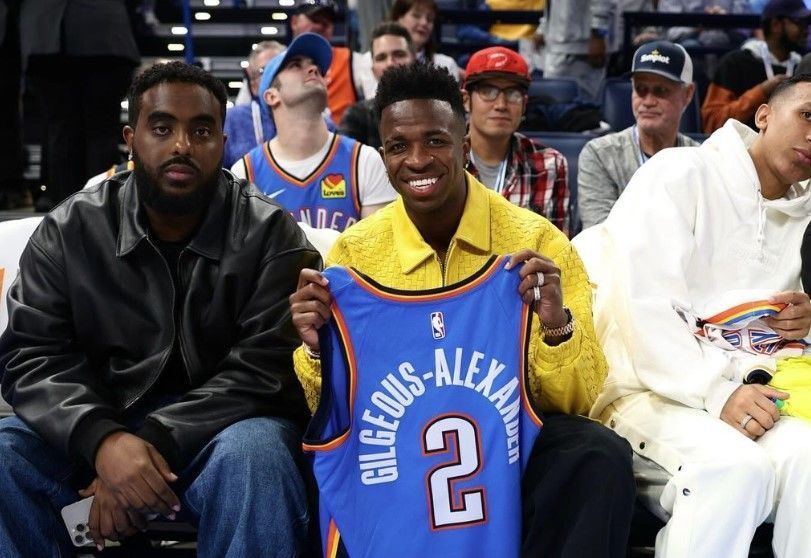 Vini Jr. assiste 'parça' da NBA, é pé quente e ganha camisa de presente