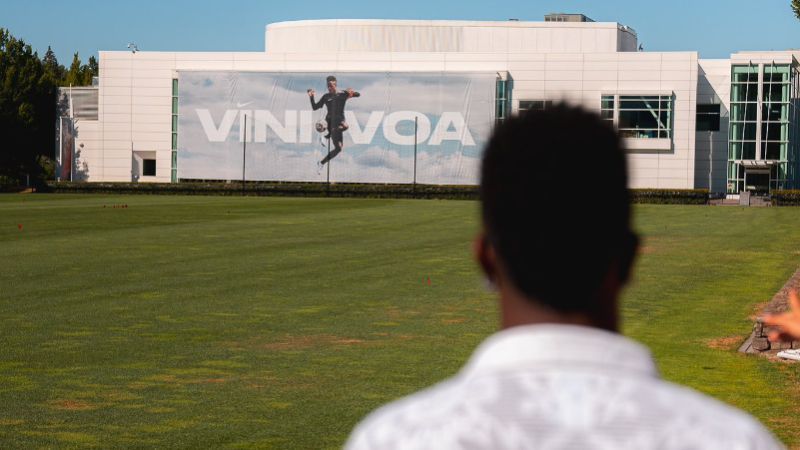 Vinícius Júnior visita sede de multinacional nos EUA e fala em 'sonho'