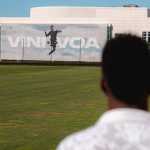 Vinícius Júnior visita sede de multinacional nos EUA e fala em 'sonho'