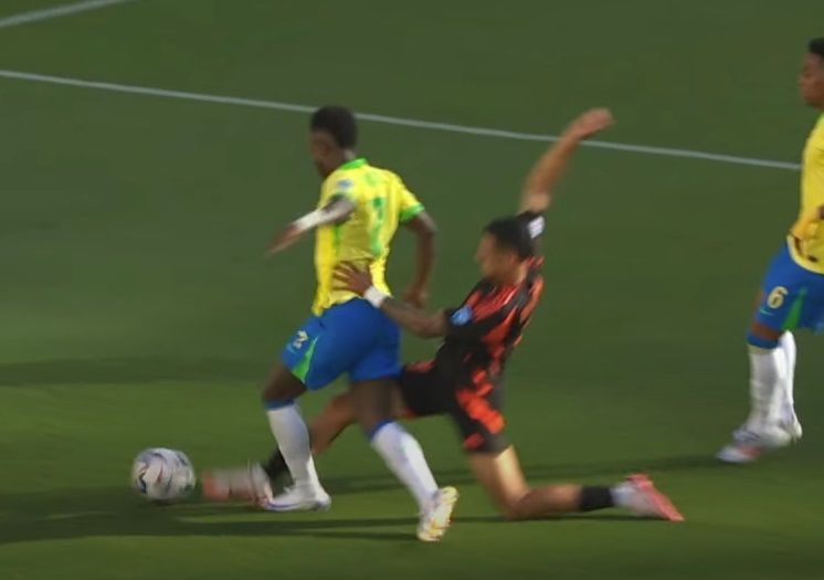 Conmebol admite erro em pênalti não marcado sobre Vini Jr., da Seleção Brasileira