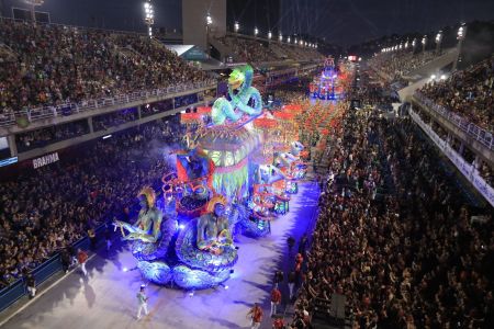 Viradouro desfila na Marquês de Sapucaí