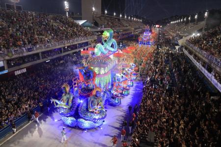 Viradouro desfila na Marquês de Sapucaí