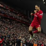 Liverpool sofre, mas vence o Wolverhampton e se aproxima do G4 no Inglês