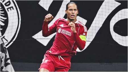 Virgil van Dijk, zagueiro holandês do Liverpool, marcou um dos gols da vitória diante do Frankfurt, na Alemanha