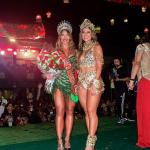 Virgínia Fonseca recebe faixa de Paolla Oliveira como nova rainha de bateria