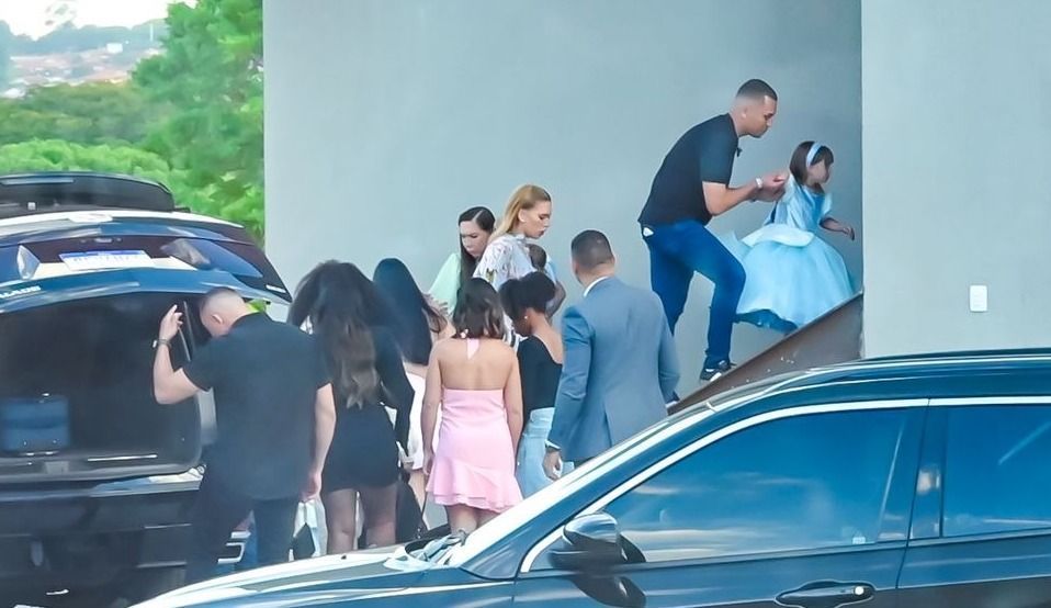 Vídeo: Virginia chega à festa de Maria Flor acompanhada de familiares de Vini Jr.