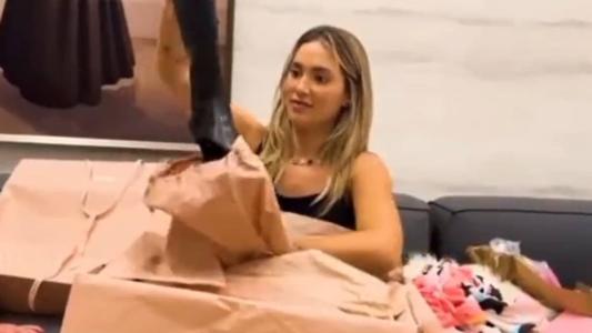 Virginia demonstrou surpresa ao abrir presente de aniversário dado pela sogra