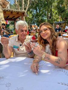 Virginia Fonseca e vovô Cirto passam manhã em Holambra