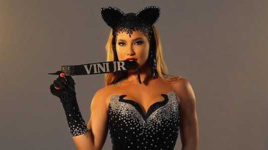 Virginia exibe coleira com nome do namorado