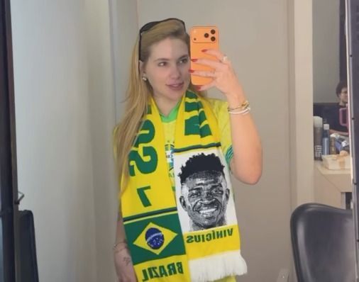 Virginia exibe calcinha com as cores do Brasil para torcer por Vini Jr. em dia de jogo