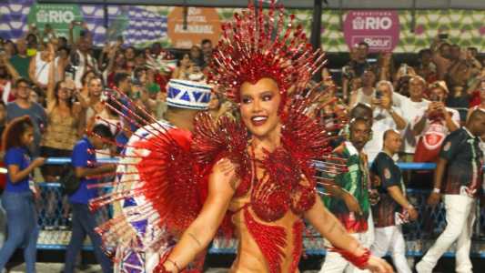 Virginia Fonseca na Sapucaí, ao fundo aparece o Mestre Fafá
