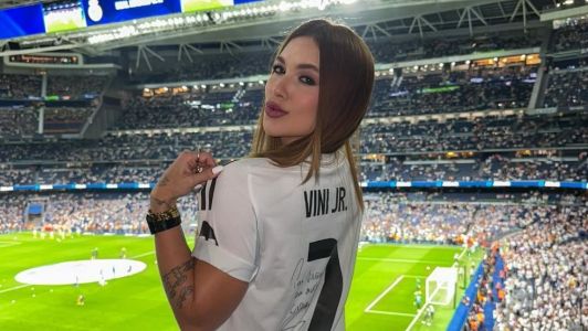 Virginia em Real Madrid x Villarreal, pela LaLiga 2025/2026, com uma camisa de Vini Jr.