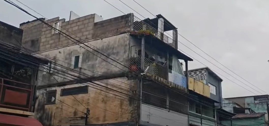 Chuva em BH: Defesa Civil faz vistoria em casa cujo telhado desabou na região Oeste