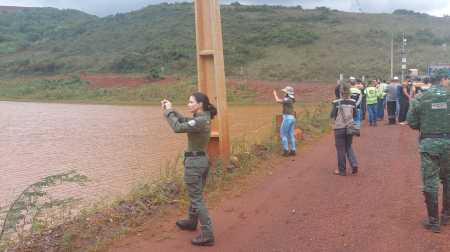 Foto mostra agentes de campo vistoriando a Mina de Pau Branco, na Grande BH