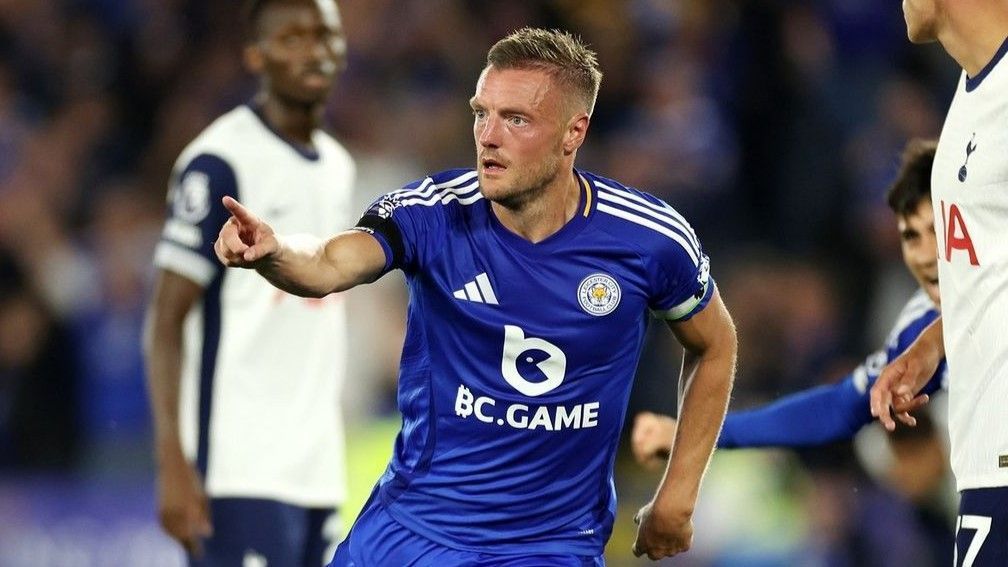 Tottenham sai na frente, mas cede empate ao Leicester em estreia pelo Inglês