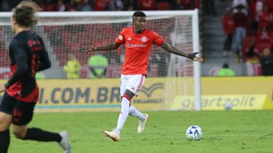Vitão tem lesão no joelho esquerdo e desfalca o Inter por quatro semanas