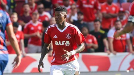 Vitão em ação durante Internacional 3 x 1 RB Bragantino, pelo Brasileirão 2025