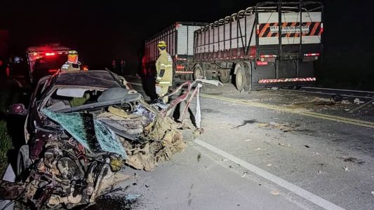 Vítima do carro ficou presa às ferragens; acidente foi registrado na BR-267