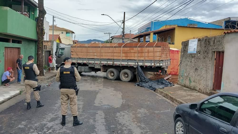 Adolescente morre prensado por caminhão em obra de Contagem, na Grande BH