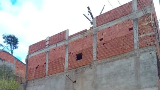 Vítima estava na laje da obra quando caiu de 12 metros de altura