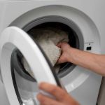 Mulher morre eletrocutada por máquina de lavar; entenda