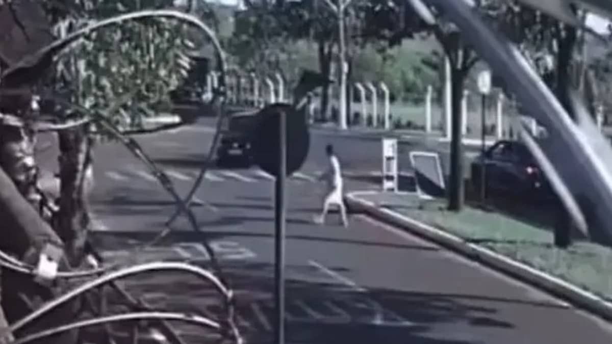 Vídeo: idosa de 64 anos tem duas paradas cardíacas e morre após ser atropelada em Minas