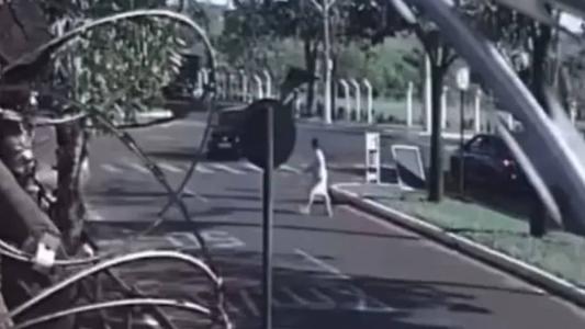 Vítima foi atropelada ao atravessar a rua