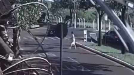Vítima foi atropelada ao atravessar a rua
