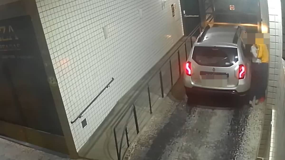 Vídeo: mulher é colocada à força dentro de carro após ser perseguida no bairro Santa Efigênia 
