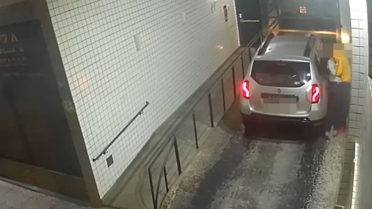 Vítima foi colocada dentro de carro aparentemente desmaiada