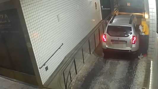 Vítima foi colocada dentro de carro aparentemente desmaiada