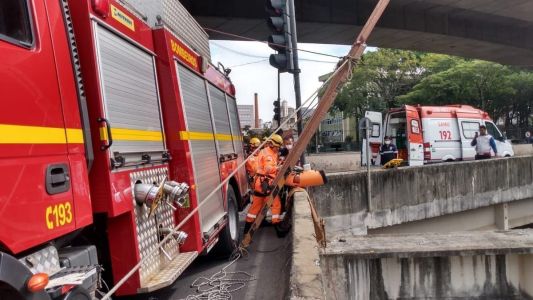 Vítima foi resgatada por uma viatura dos bombeiros