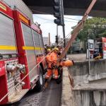 Homem é jogado no Ribeirão Arrudas e mobiliza bombeiros em BH