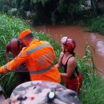 Bombeiros resgatam homem que caiu em rio durante tempestade em Minas