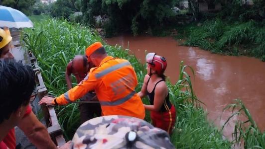 Vítima foi resgatada por agentes do Corpo de Bombeiros