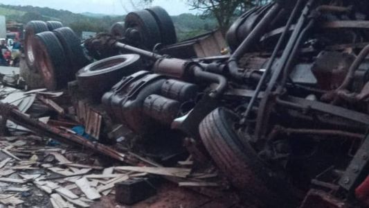 Vítima precisou ser retirada debaixo do veículo com o auxílio de um guincho