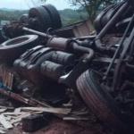 Caminhoneiro morre em acidente com ônibus em Patos de Minas