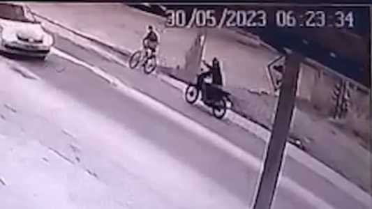 Vítima que estava com documentos falsos foi atingida várias vezes; suspeito está foragido