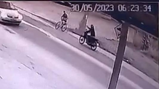 Vítima que estava com documentos falsos foi atingida várias vezes; suspeito está foragido