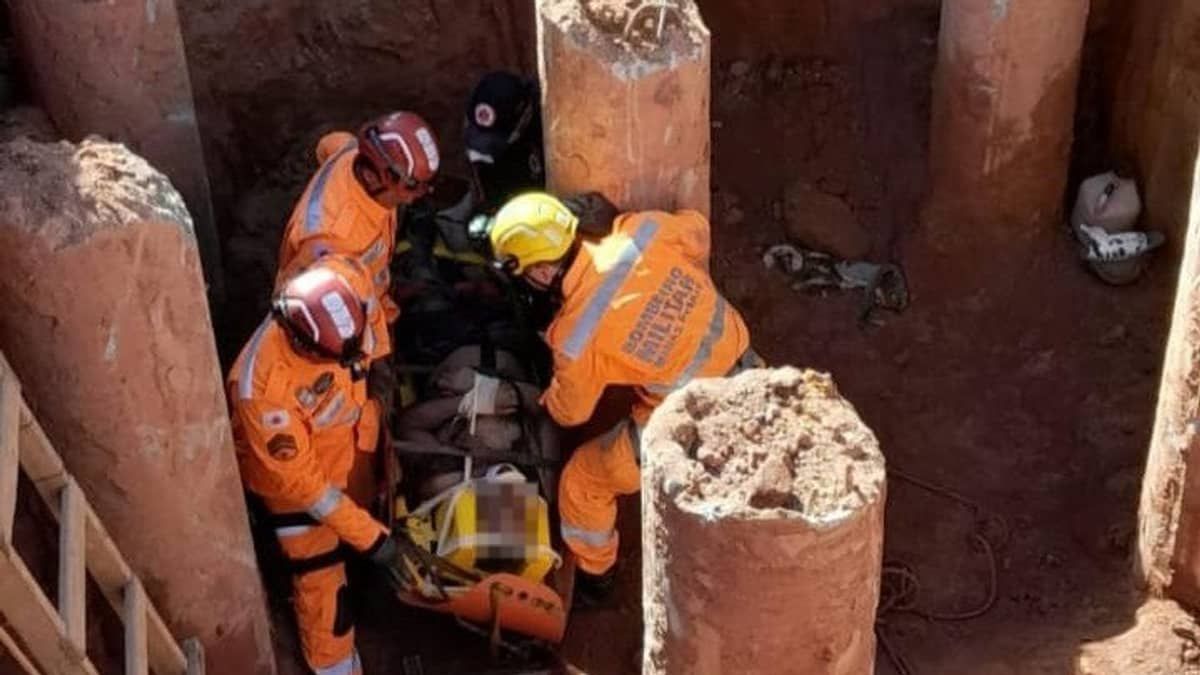 Vídeo: trabalhador cai em buraco de construção de 4 metros de profundidade  