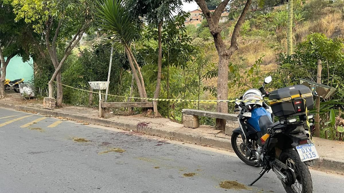 Criança morre após ser atingida por tiro ao lado do pai em ponto de ônibus no Barreiro, em BH