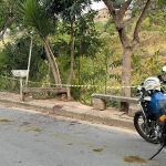 Criança morre após ser atingida por tiro ao lado do pai em ponto de ônibus no Barreiro, em BH