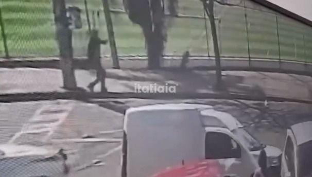 Vídeo mostra momento em que homem é morto a tiros em campo de futebol de BH; assista