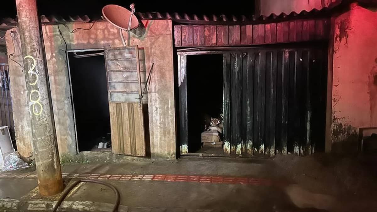 Morador sofre queimaduras após fogareiro usado para esquentar janta explodir e casa pegar fogo