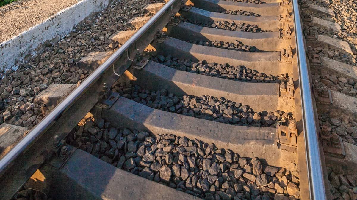 Adolescente pula muro para atravessar linha férrea e morre após ser atingida por trem em MG