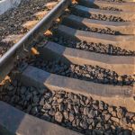 Adolescente pula muro para atravessar linha férrea e morre após ser atingida por trem em MG