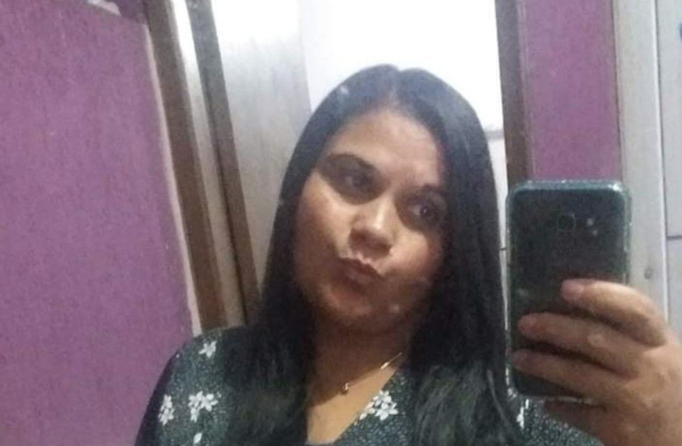 Homem mata esposa a facadas quando vítima chegava no trabalho na Grande BH