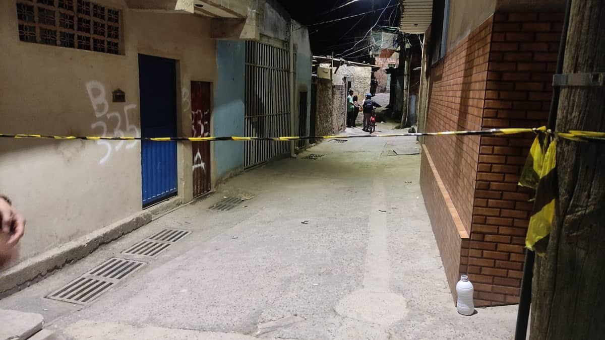 Homem morre e outros três são baleados em beco em Belo Horizonte